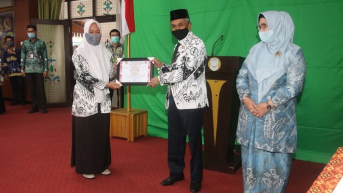 bupati-banjar-kh-khalilulrrahman-menyerahkan-penghargaan-kepada-guru-kamis-03122020.jpg