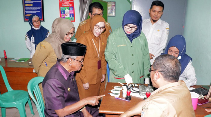 bupati-banjar-kh-khalilurrahman-saat-mengunjungi-puskesmas-martapura-1.jpg