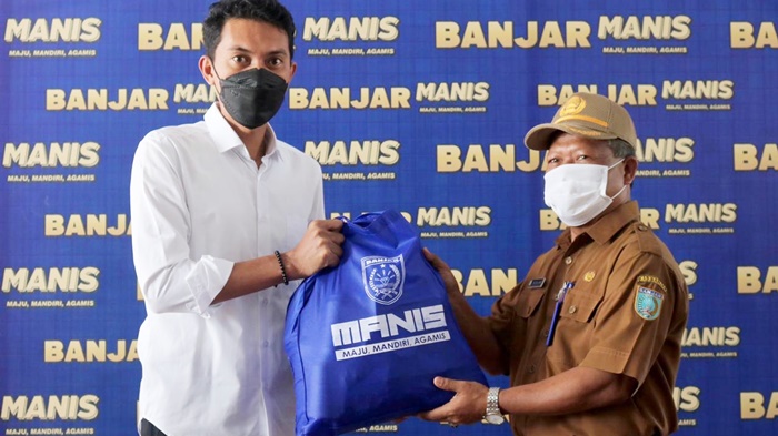 bupati-banjar-saidi-serahkan-sembako-kepada-guslan-plt-camat-martapura-timur.jpg