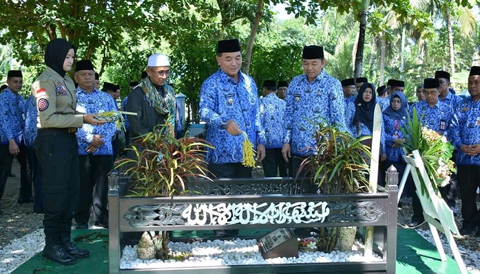 bupati-dan-wakil-bupati-hss-berziarah.jpg