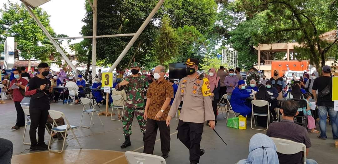 bupati-hss-achmad-fikry-tinjau-vaksinasi-di-lapangan-lambung-mangkurat-kandangan-26062021.jpg