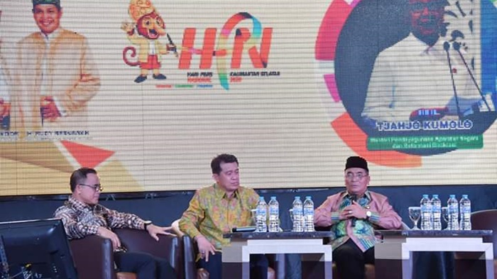 bupati-hss-h-achmad-fikry-bersama-narasumber-lainnya.jpg