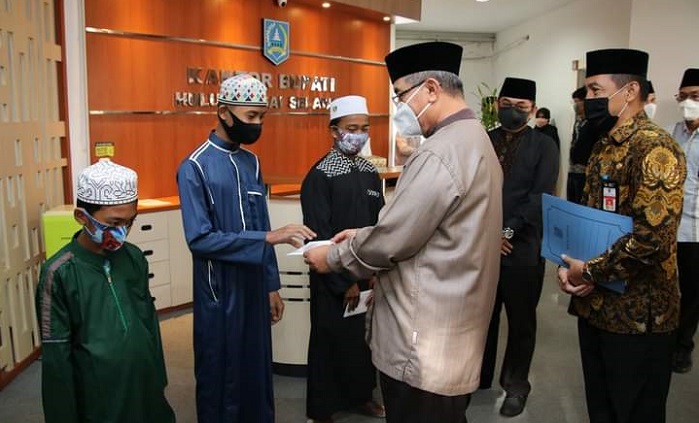 Tradisi 10 Muharram Pemkab HSS, Bupati Fikry Salurkan Santunan Anak Yatim