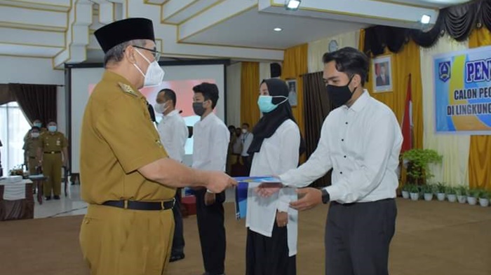 bupati-hss-h-achmad-fikry-menyerahkan-sk-pns-atau-asn-formasi-2019-selasa-29122020.jpg