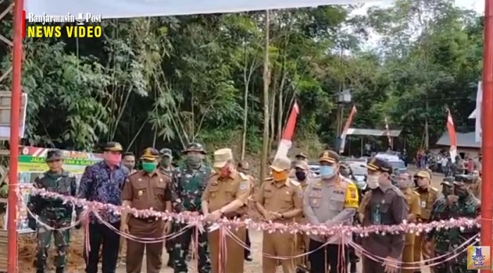 bupati-hss-h-achmad-fikry-saat-meresmikan-jalan-hasil-tmmd-ke-107.jpg