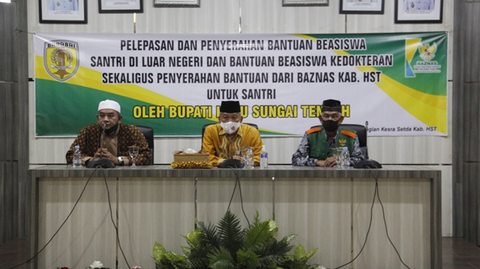 bupati-hst-ha-chairansyah-acara-bantuan-untuk-santri-dan-mahasiswa-kamis-03122020.jpg