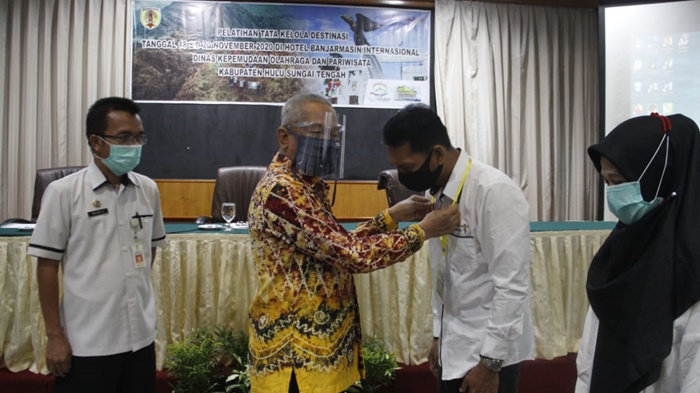 bupati-hst-ha-chairansyah-pelaku-usaha-pariwisata-kalimantan-selatan-rabu-18112020.jpg