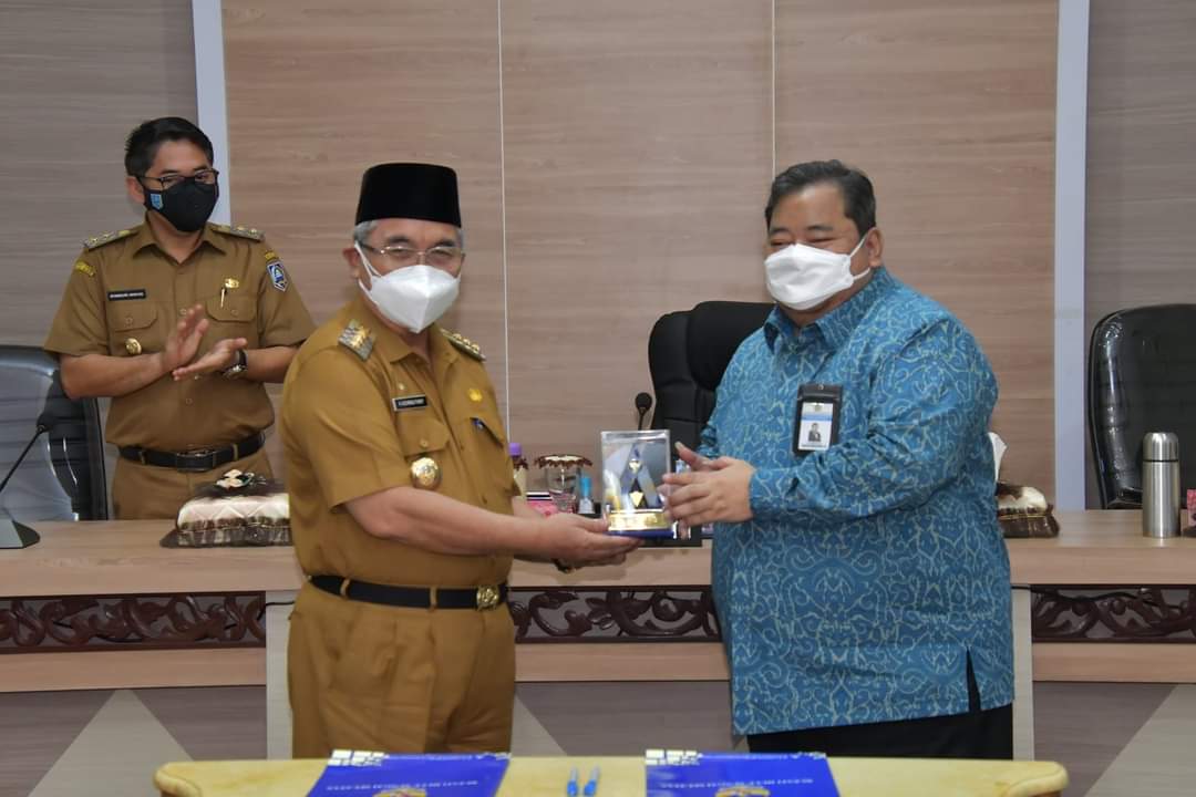 bupati-hulu-sungai-selatan-h-achmad-fikry-saat-menerima-piagam-wtp-dari-pemerintah-ri.jpg