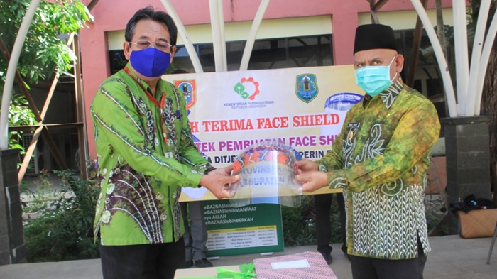 bupati-hulu-sungai-utara-abdul-wahid-menerima-bantuan-berupa-500-face-shiel-1.jpg