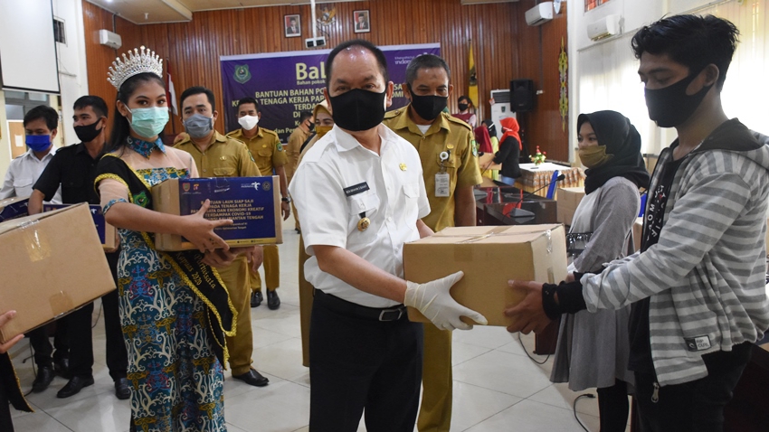 bupati-kapuas-ben-brahim-s-bahat-didampingi-k-tuan-lau-terdampak-covid-19.jpg