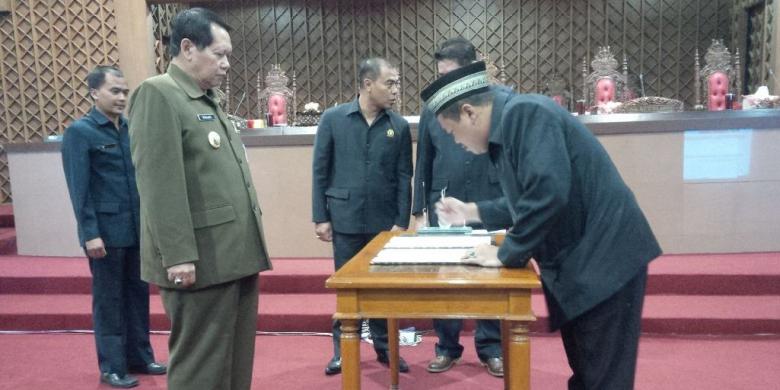 Bupati Ini Titikkan Air Mata Saat Raperda yang Diajukannya Ditolak DPRD