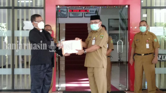 bupati-tabalong-h-anang-syakhfiani-terima-bantuan-untuk-gtpp-covid-19-dari-gke-murung-pudak.jpg