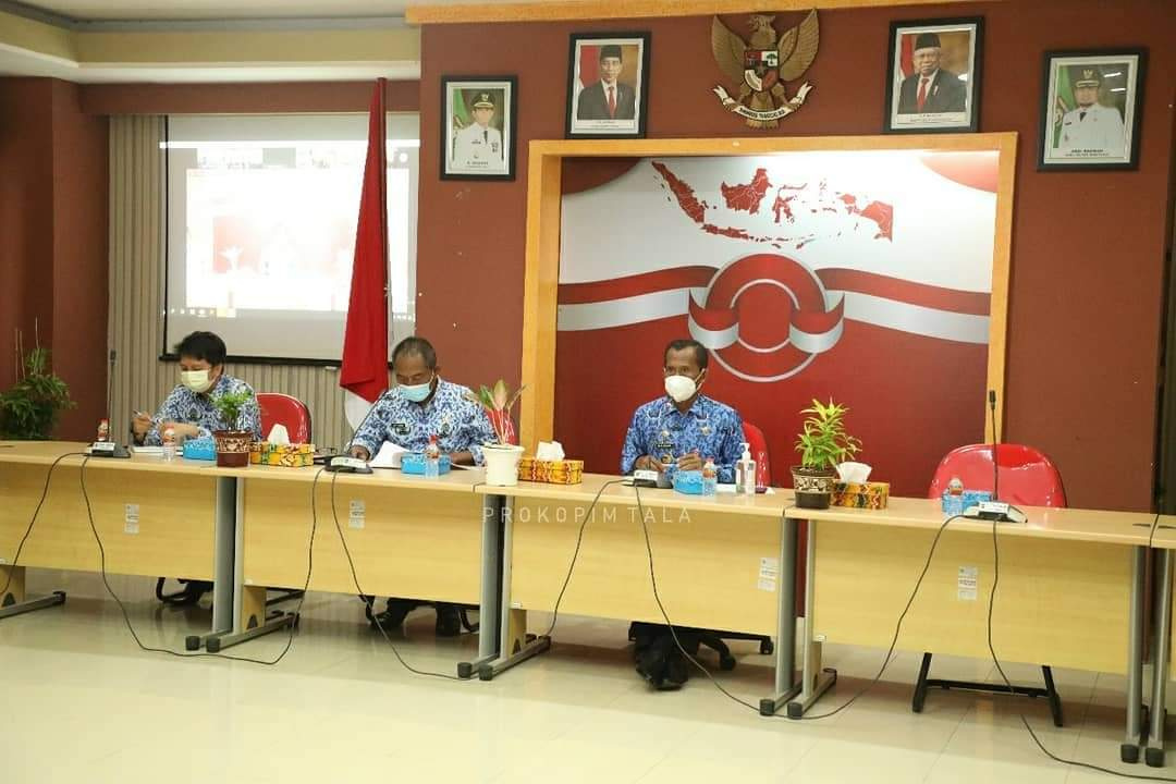 bupati-tala-h-sukamta-memberikan-arahan-kepada-para-camat-dan-kades-se-tala.jpg