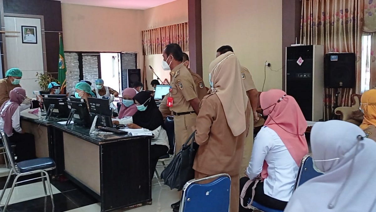 bupati-tala-hm-sukamta-memantau-pelaksanaan-vaksinasi-tahap-kedua.jpg