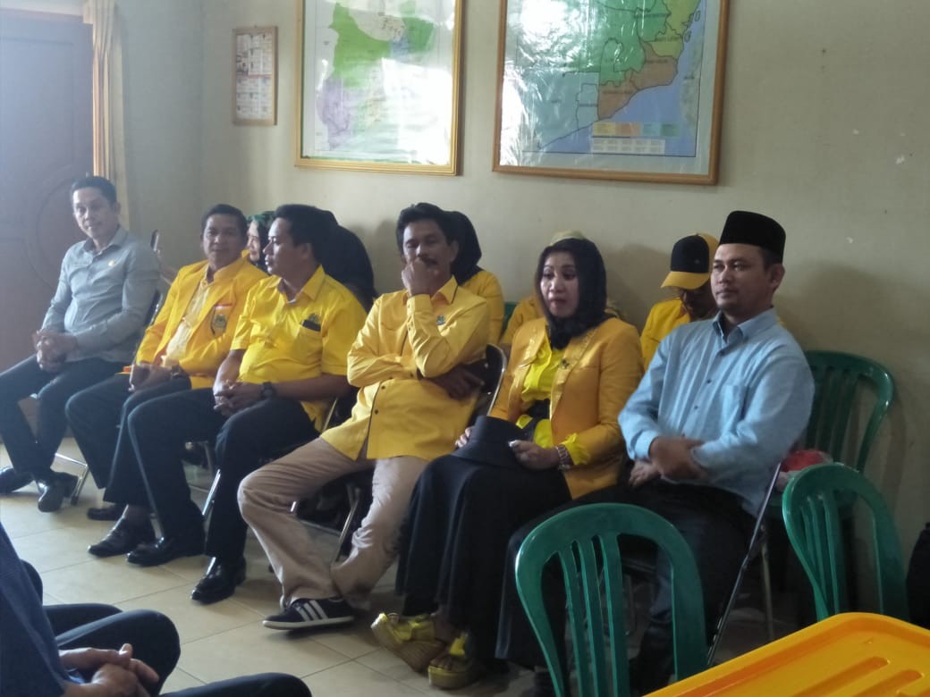 caleg-partai-golkar-mendaftar-di-kpu-tanahbumbu_20180717_131251.jpg