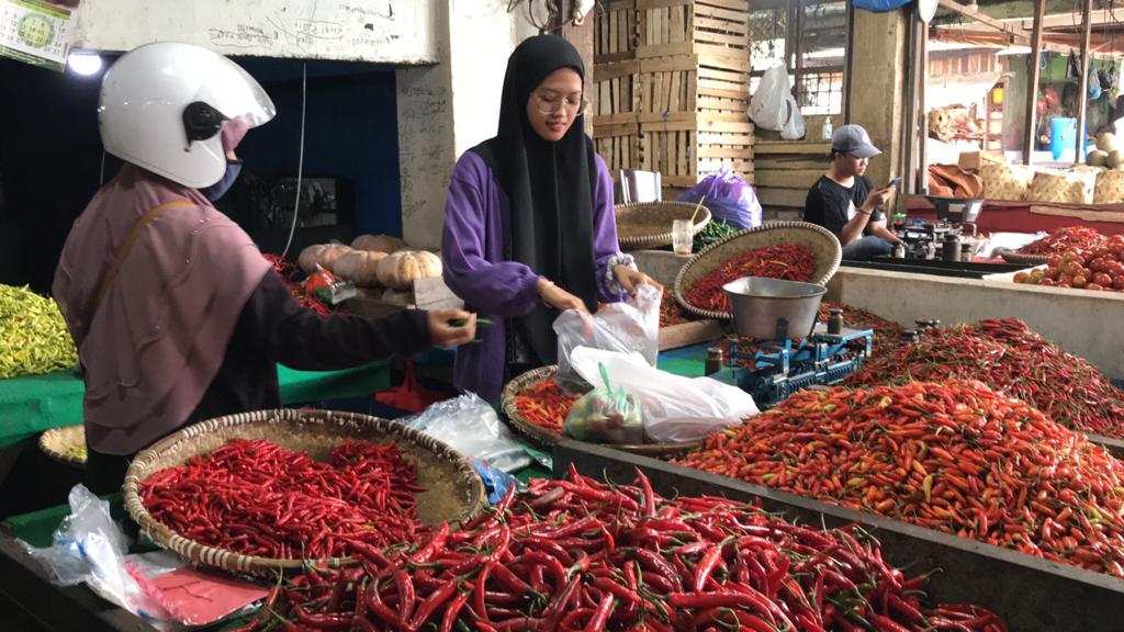 caption-foto-pedagang-cabai-di-pasar-sentra-antasari-layani-pembeli-mariana.jpg