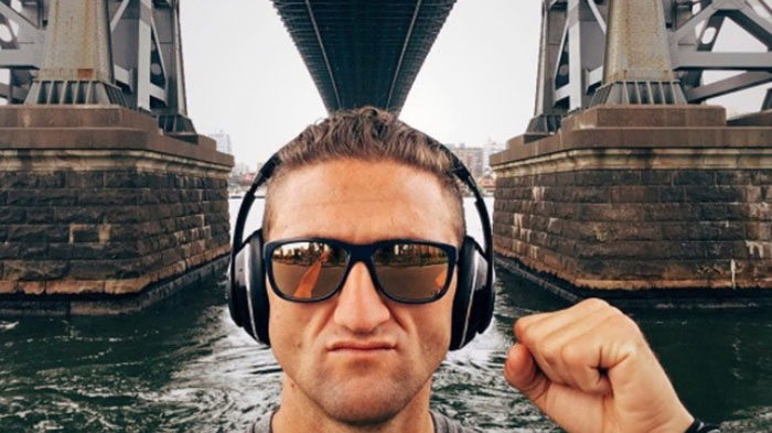 Casey Neistat Mengaku Senang, Netizen: 'Tapi Kok Ekspresinya Malah Begini?'