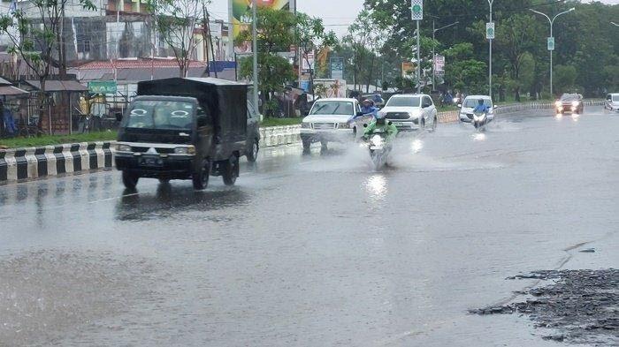 dPENGENDARA-Pengendara-melintasi-genangan-air-di-Jalan-A.jpg