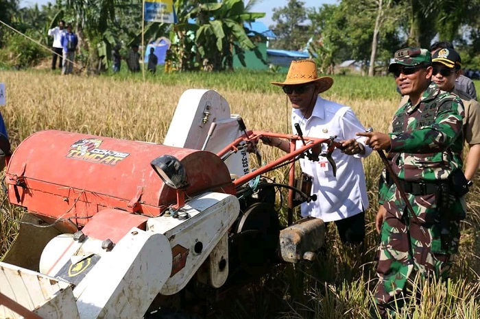 dandim-1003kandangan-bermasa-penjabat-bupati-hss-mengikuti-panen-perdana_20180725_181005.jpg