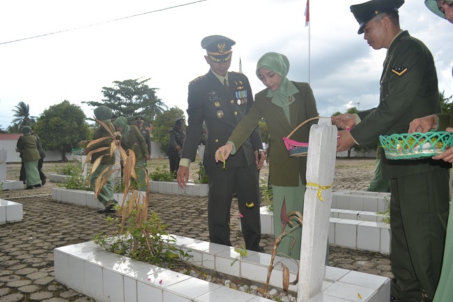 HUT TNI - Kodim 1005 Marabahan Lakukan Ziarah Nasional dan Tabur Bunga di Makam Pahlawan