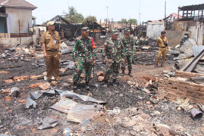 dandim-martapura-berikan-bantuan-dan-tinjau-lokasi-kebakaran.jpg
