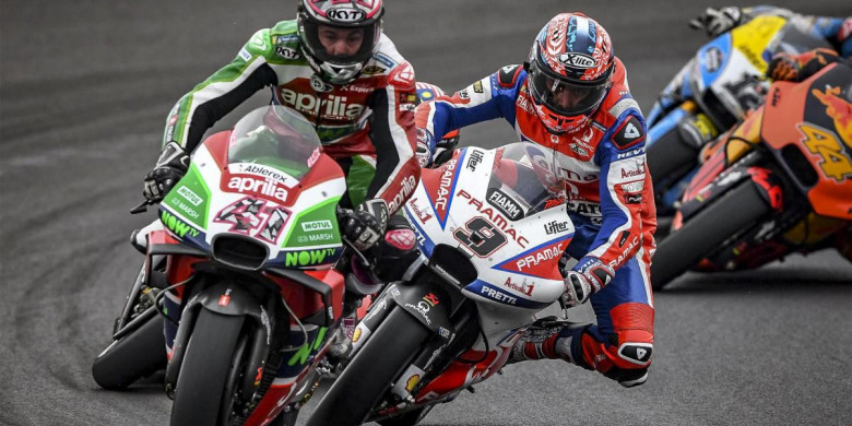 danilo-petrucci-9-berniat-menyalip-aleix-espargaro_20180414_220937.jpg