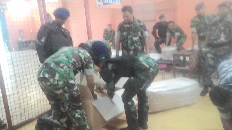 danlanud-saat-mengecek-barang-di-terminal-kargo_20151130_204946.jpg