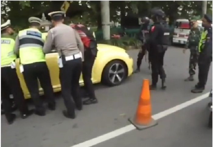 detik-detik-saat-pengemudi-vw-kuning-diminta-menepi-di-pos-penyekatan-sebelum-tabrak-polisi.jpg