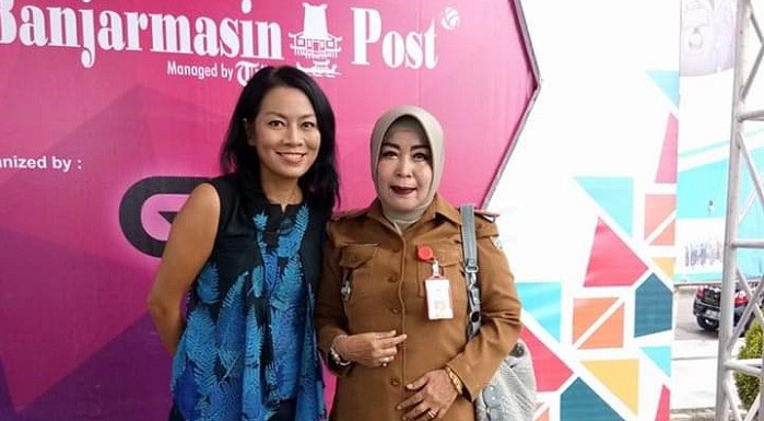 dewi-lestari-bersama-kepala-dispersip-kalsel.jpg