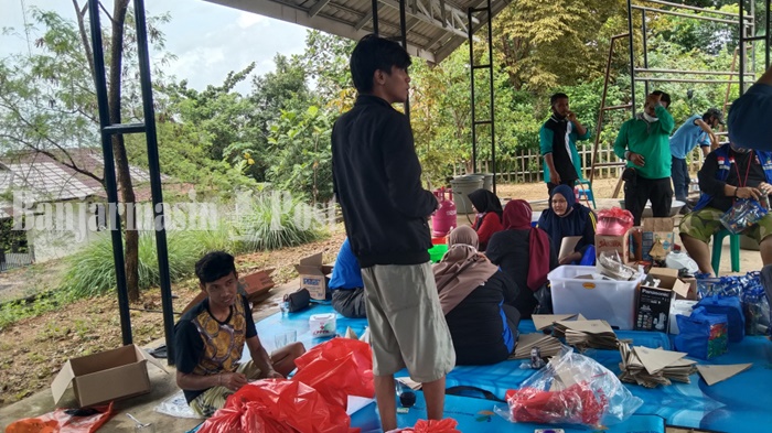 dinas-sosial-kota-banjarbaru-dapur-umum-untuk-korban-banjir-di-cempaka-sabtu-26122020.jpg