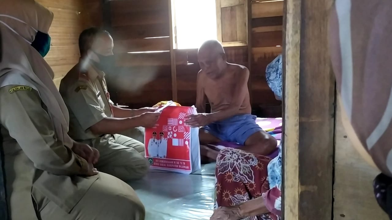 Dinsos Berikan Tali Asih Kepada Veteran di Balangan, Ini Respon Penerima Bantuan