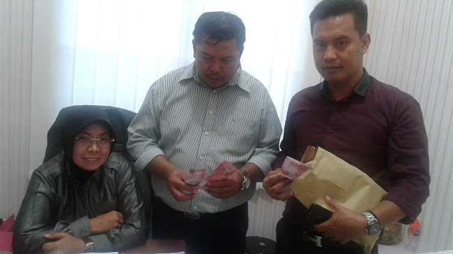 Gara-gara Uang Jatuh ke Air, Polisi Buru-buru Menangkap Perempuan Ini