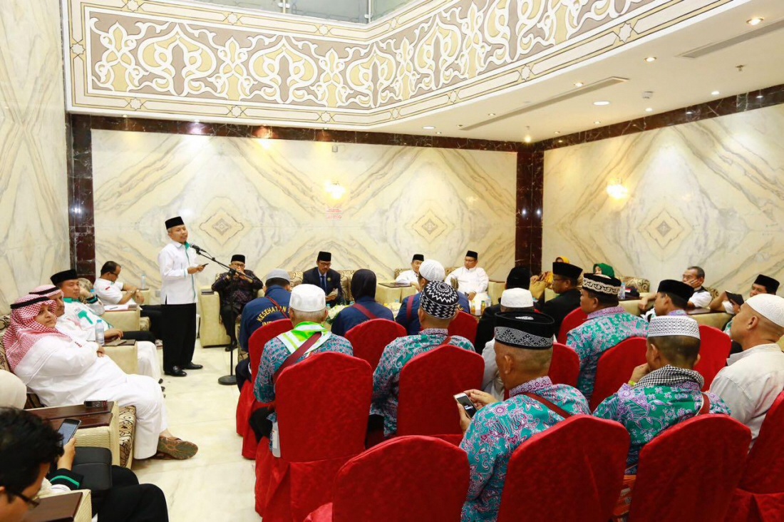 dirjen-penyelenggaraan-haji-dan-umrah-nizar-ali-lepas-jemaah-haji-ke-tanah-air_20170906_123717.jpg