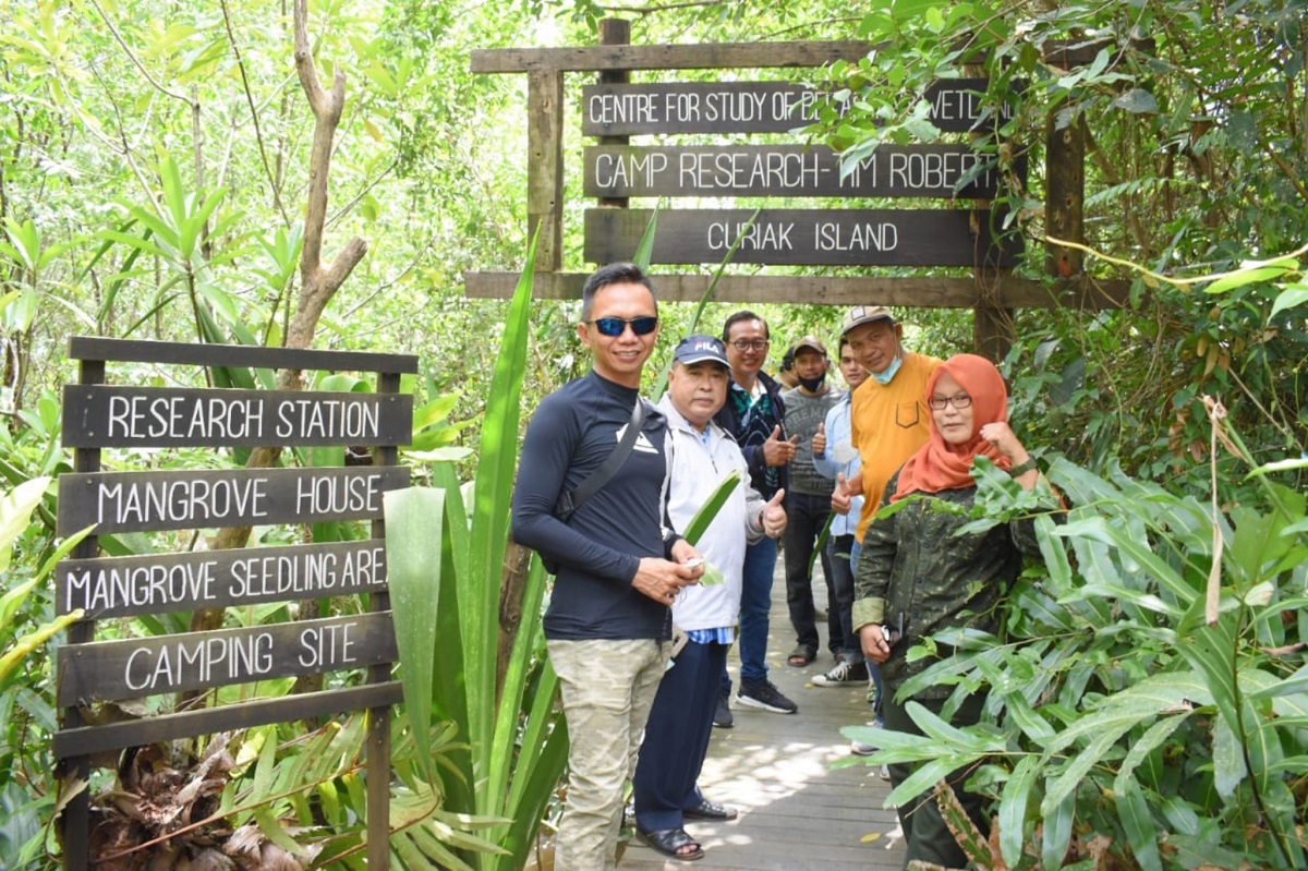 disporbudpar-batola-beserta-rombongan-saat-peninjauan-lokasi-ekowisata.jpg