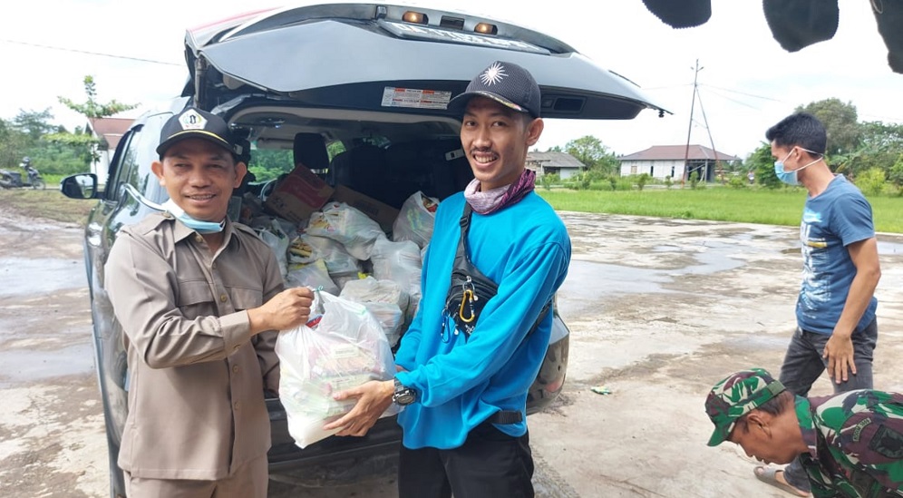 Peduli Korban Banjir Kalsel, DPRD Batola Bagikan Bantuan dan Apresiasi Kinerja Relawan