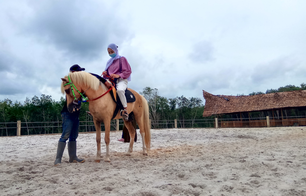 Mini yubka kiygan o‘gay ona egilib, o‘g‘li pornoga qarshi tura olmadi. Dost dostining xotinini beadablik bilan sikdi