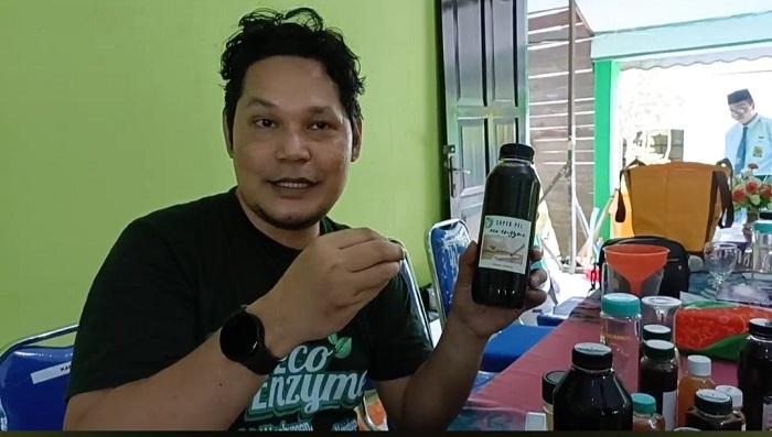 dosen-Fakultas-Teknik-ULM-Banjarmasin-menunjukkan-eco-enzyme-buatannya.jpg