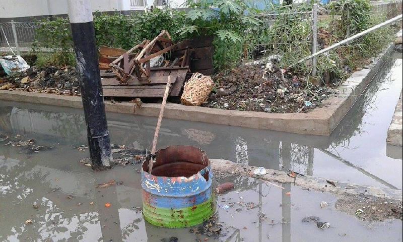 Aneh, Air Drainase Depan Pasar Adaro Sering Meluber ke Rumah Warga
