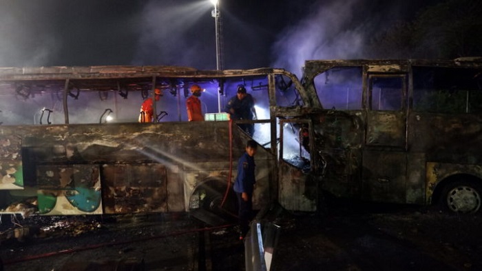 dua-bus-terbakar-setelah-terjadi-tabrakan-di-sekitar-gerbang-tol-kalikangkung.jpg
