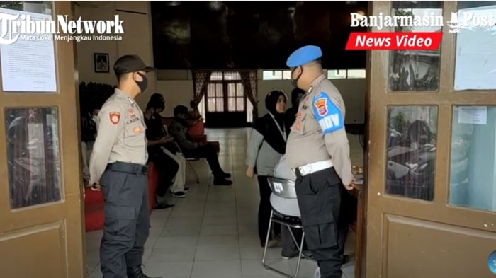 dua-polisi-surat-suara-pilgub-gedung-wanita-kayutangi-kota-banjarmasin-kalsel-20112020.jpg
