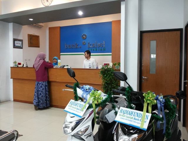 dua-sepeda-motor-hadiah-berkah-syariah-dipajang-di-depan-counter-layanan-bank-kalsel-syariah_20160205_174308.jpg