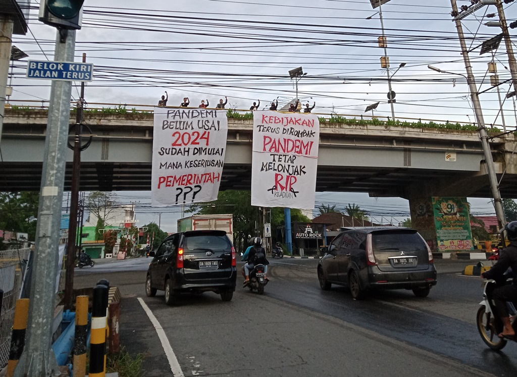 dua-spanduk-berlatar-putih-isinya-tulisan-menyindik-pemerintah.jpg