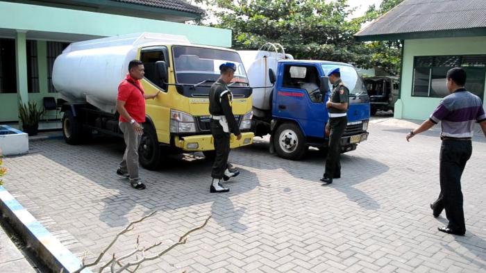 dua-truk-tangki-berisi-solar-ilegal-bojonegoro_20150811_192752.jpg