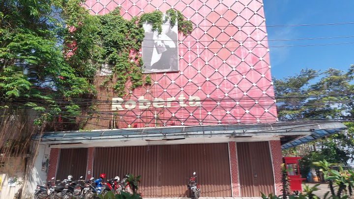 dulu-di-toko-ini-sempat-menjadi-bioskop-dewi-yang-selalu-penuh-penonton.jpg