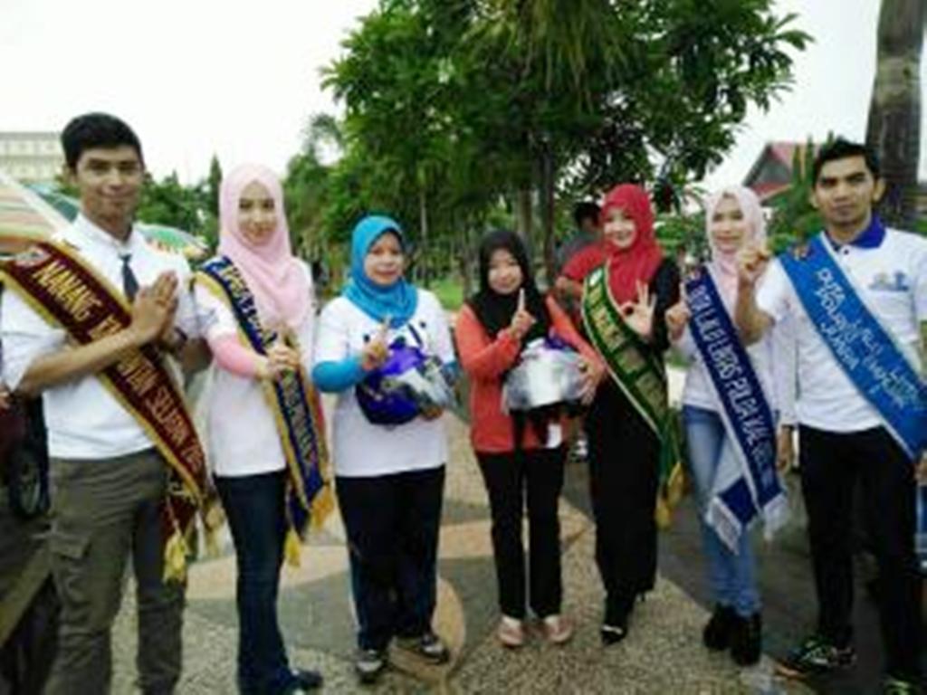 Duta Lantas Polda Kalsel Bagi Stiker dan Helm