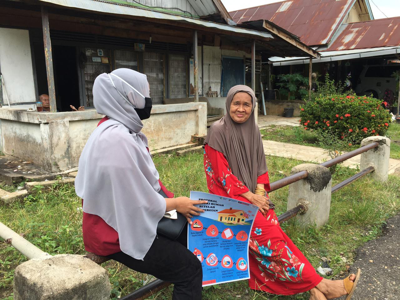 Cegah Covid 19, Mahasiswa UMM Berikan Masker dan Edukasi Lansia Belimbing Raya