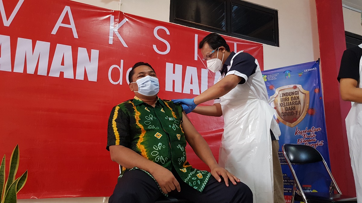 edy-porwanto-ketua-komisi-ii-dprd-tala-menjalani-vaksinasi-covid-19.jpg