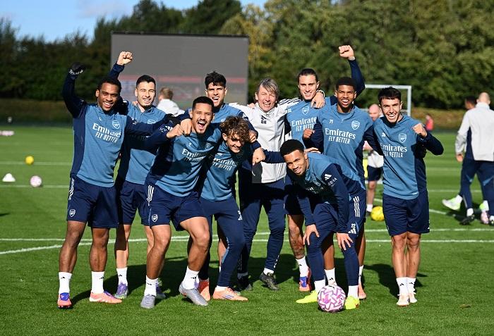 emain-Arsenal-ceria-usai-menjalani-latihan-foto-dari-X.jpg