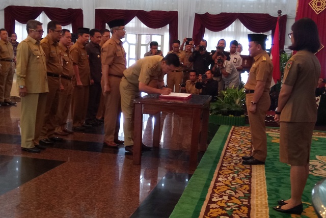 empat-bupati-di-kalteng_20180625_150310.jpg