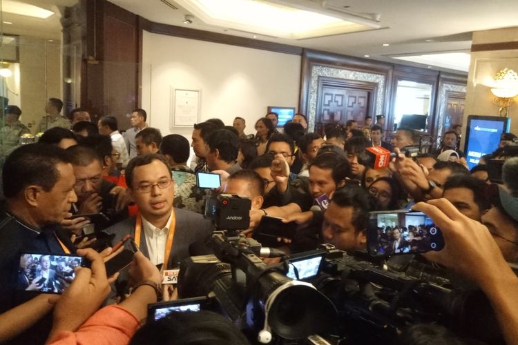 enam-calon-ketua-umum-pssi-saat-menyampaikan-keterangan-pers.jpg